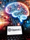 Logoja e OpenAi shihet në një telefon të mençur mobil, përfundi një ekrani ku duket një fotografi e gjeneruar nga ChatGPT, e cila shfaq një tru.