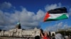 Наразылық митингісінде Палестина туын ұстап тұрған адам. Дублин, 14 қазан, 2023 жыл.
