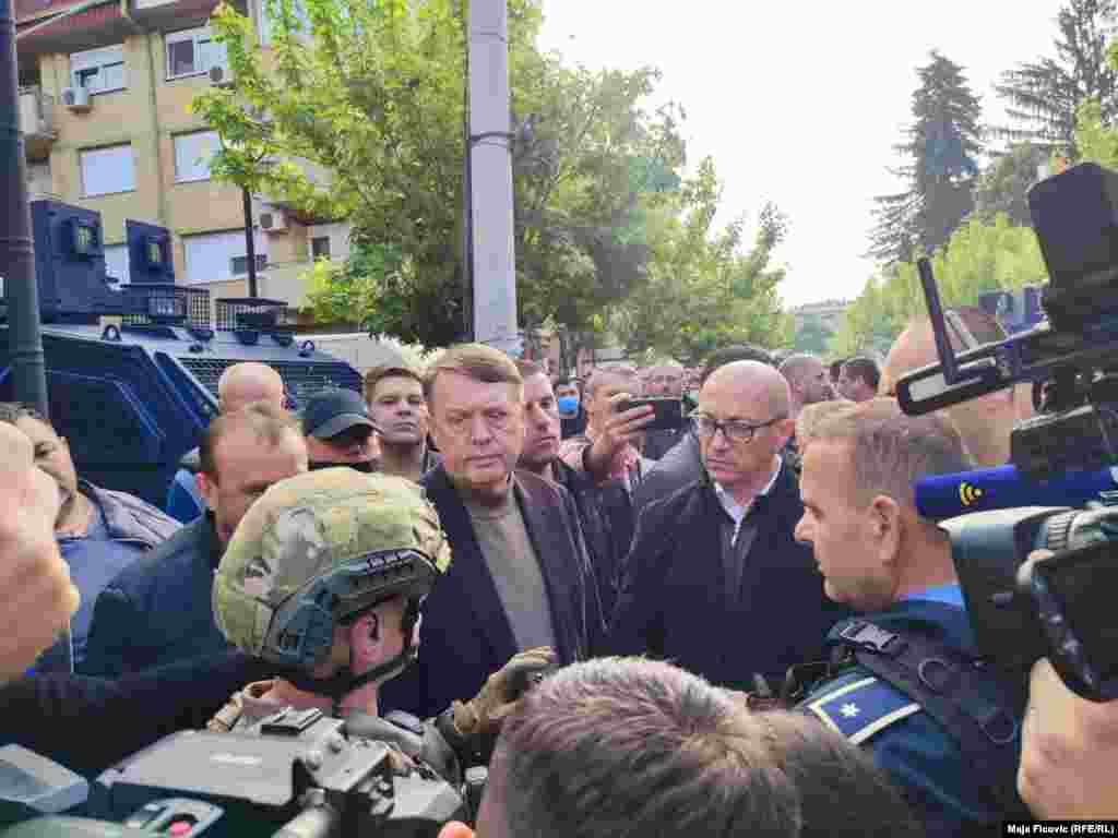 Kryetari i Listës Serbe, Goran Rakiq, duke biseduar me pjesëtarë të KFOR-it në Zveçan. Ai i ka kërkuar KFOR-it që të mos lejojë kryetarët e rinj të hyjnë në ndërtesat komunale dhe të tërhiqen pjesëtarët e Policisë së Kosovës.&nbsp;