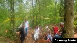 Dvjema od četiri ekshumirane žrtve ruke su bile vezane na leđima, Prijedor, Bosna i Hercegovina, 8.april 2024.