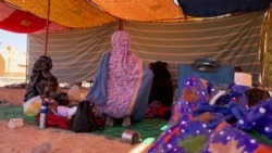 Sudanci u međuprostoru graničnog grada na putu ka Egiptu