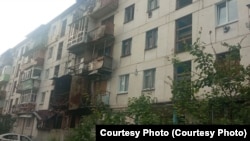 Поврежденные обстрелами многоэтажки в Рубежном