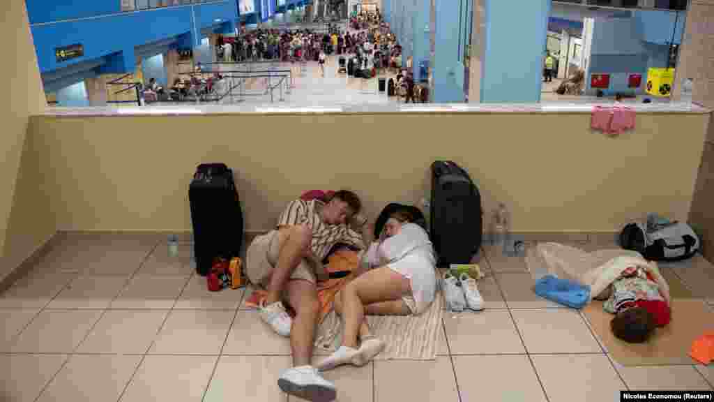 Napozóágy helyett sokan a reptéri padlón kénytelen pihenni, amíg hosszú órákat várnak az induló járatokra