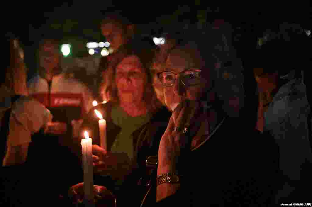 Mbrëmjen e së dielës njerëzit ndezën qirinj para Stacionit policor në Prishtinë, në kujtim të oficerit të Policisë së Kosovës, Afrim Bunjaku, i cili u vra nga persona të armatosur në fshatin Banjska afër kufirit me Serbinë, 24 shtator 2023.