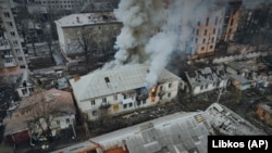 Dim iznad zgrade u Bahmutu koji je i dalje posle više meseci u fokusu napada ruskih snaga na istoku Ukrajine.