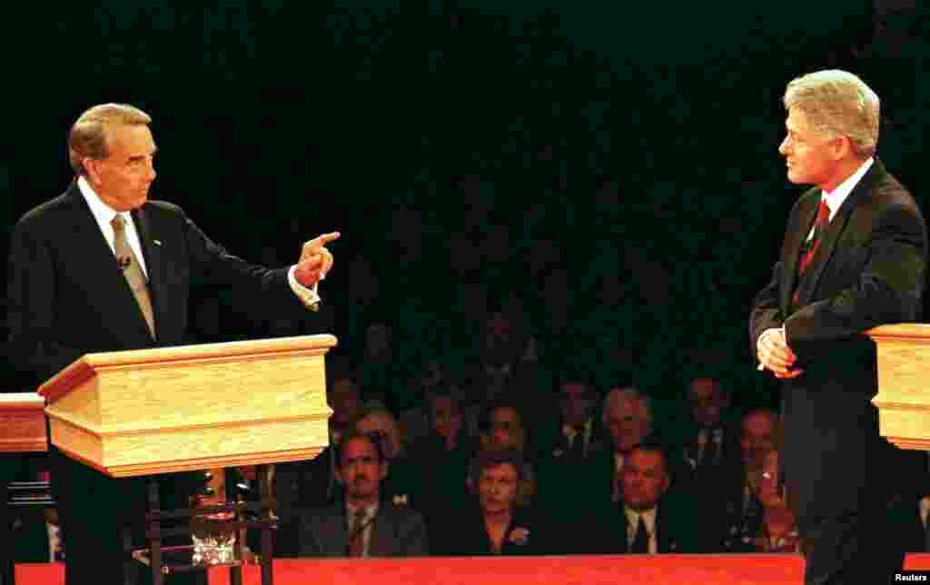 1996: Në një debat me Clintonin, republikani Bob Dole u pyet nga një student nëse ai, në moshën 73-vjeçar, e ishte shumë i vjetër për të kuptuar nevojat e të rinjve. Ai u përgjigj duke thënë se në moshën e tij, inteligjenca dhe përvoja nënkuptonin se ai kishte përparësinë e urtisë. Clinton komentoi: &ldquo;Unë vetëm mund t&rsquo;ju them se nuk mendoj se senatori Dole është shumë i vjetër për t&rsquo;u bërë president. Është mosha e ideve të tij që unë e vë në pikëpyetje&rdquo;. Clinton u rizgjodh.