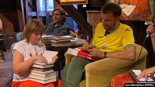 Історик та автор Володимир В'ятрович підписує книги у Празі