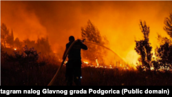 Vatrogasac u borbi sa vatrenom stihijom na brdu Gorica. Podgorica, 23. jul 2024. 
