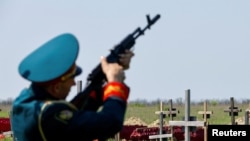 Rusiya hərbçilərinin dəfn mərasimi zamanı fəxri qarovul atəş açır.