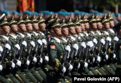 Солдаты Народно-освободительной армии Китая маршируют по Красной площади во время военного парада, 9 мая 2020 года