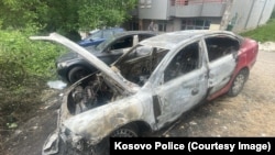 Një veturë e djegur në Mitrovicën e Veriut më 1 qershor 2024.