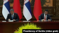 Sporazum o slobodnoj trgovini potpisali su ministri trgovine Kine Wang Wentao i Srbije Tomislav Momirović, 17. oktobar 2023.