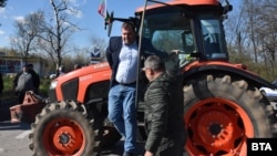 Служебният министър на земеделието Явор Гечев подкрепя исканията на протестиращите. Той се качи на трактор във Видин.