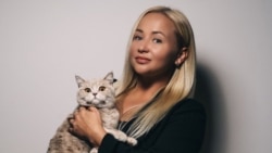 Карина Куцарова со своей кошкой Луной