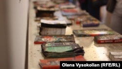Обгорілі книжки з Харкова, виставлені на «Книжковому Арсеналі»в Києві. Травень 2024 року