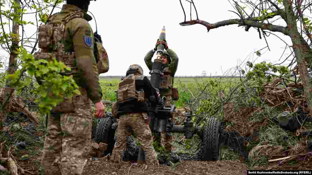 Аеророзвідка знаходить ціль, лунає команда &laquo;До бою&raquo;. Військові миттєво підбігають до міномета і за координатами наводять його на ціль