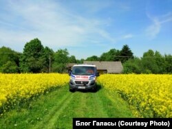 Машына Антона Юрана на вясковай дарозе