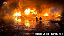 Пожарные работают на территории порта на реке Дунай, пострадавшем от удара российского беспилотника
