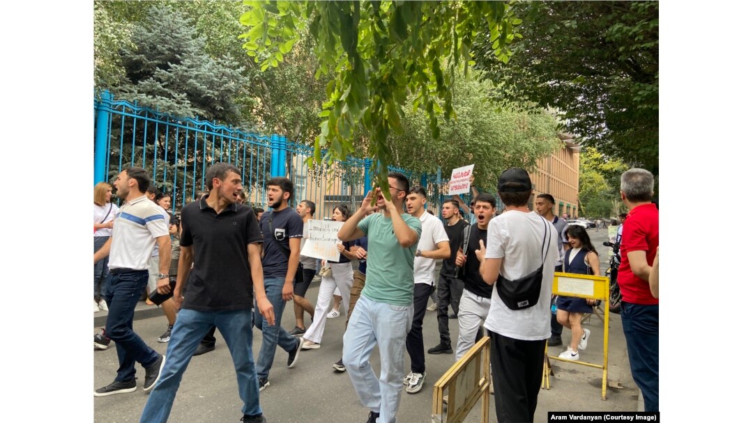 Nagorno-Karabakh Blockade: Desperate Armenians Pile Food In Front Of UN 