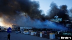 Рятувальники ліквідують пожежу в будівельному гіпермаркеті в Харкові після російського удару, 25 травня 2024 року