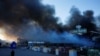 Рятувальники ліквідовують пожежу в будівельному гіпермаркеті в Харкові після російського удару, 25 травня 2024 року