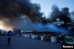 Дым поднимается над гипермаркетом, который пострадал от российского авиаудара, Харьков, 25 мая 2024 года
