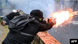Мъж изстрелва фойерверк срещу полицията в Нант