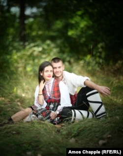 A couple rests in the shade between dances.