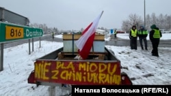 Польща. Протест польський фермерів. Напис на причепі: «Ні меду з Китаю та України». Пункт пропуску в Дорогуську, 9 лютого 2024 року