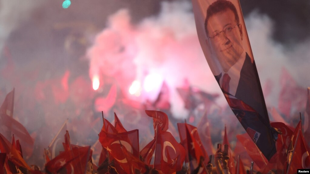 Поддржувачите на опозицијата ги прославуваат изборните резултати во Истанбул и Анкара