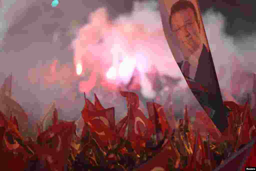 Pristalice kandidata glavne turske opozicione Republikanske narodne stranke (CHP)&nbsp;Ekrema Imamoglua slave u Istanbulu nakon prvih izbornih rezultata koji pokazuju pobjedu ove stranke na lokalnim izborima u Turskoj, 31. marta 2024.