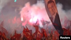 Поддржувачите на опозицијата ги прославуваат изборните резултати во Истанбул и Анкара