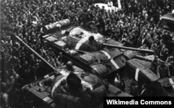 Радянські танки Т-55 зі «смугами вторгнення» під час вторгнення в Чехословаччину. Так звана операція СРСР «Дунай», 1968 рік.