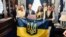 Пітер Ларр (на фото поруч із прапором США) був учасником українських днів у Конгресі США