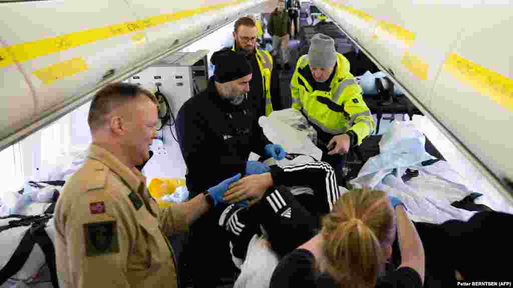 След кацането на летище Схипхол в Амстердам, ранените украински войници са транспортирани до местна болница. Пострадалите на фронта се транспортират още до Осло, Копенхаген, Берлин и Кьолн.