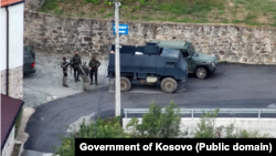 Teksa i ka shfaqur disa fotografi në ekran, kryeministri i Kosovës, Albin Kurti, ka thënë se banorët lokalë serbë "nuk kanë automjete të tilla, dhe asnjë civil tjetër në Republikën e Kosovës".