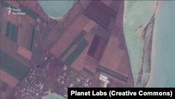 Супутниковий знімок, окопи з двох сторін від траси Е-105, січень 2023 року
