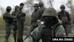 Снимката е илюстративна. На нея призовани за мобилизация руски резервисти преминават обучение на полигон край Донецк, Източна Украйна, през октомври 2022 г.