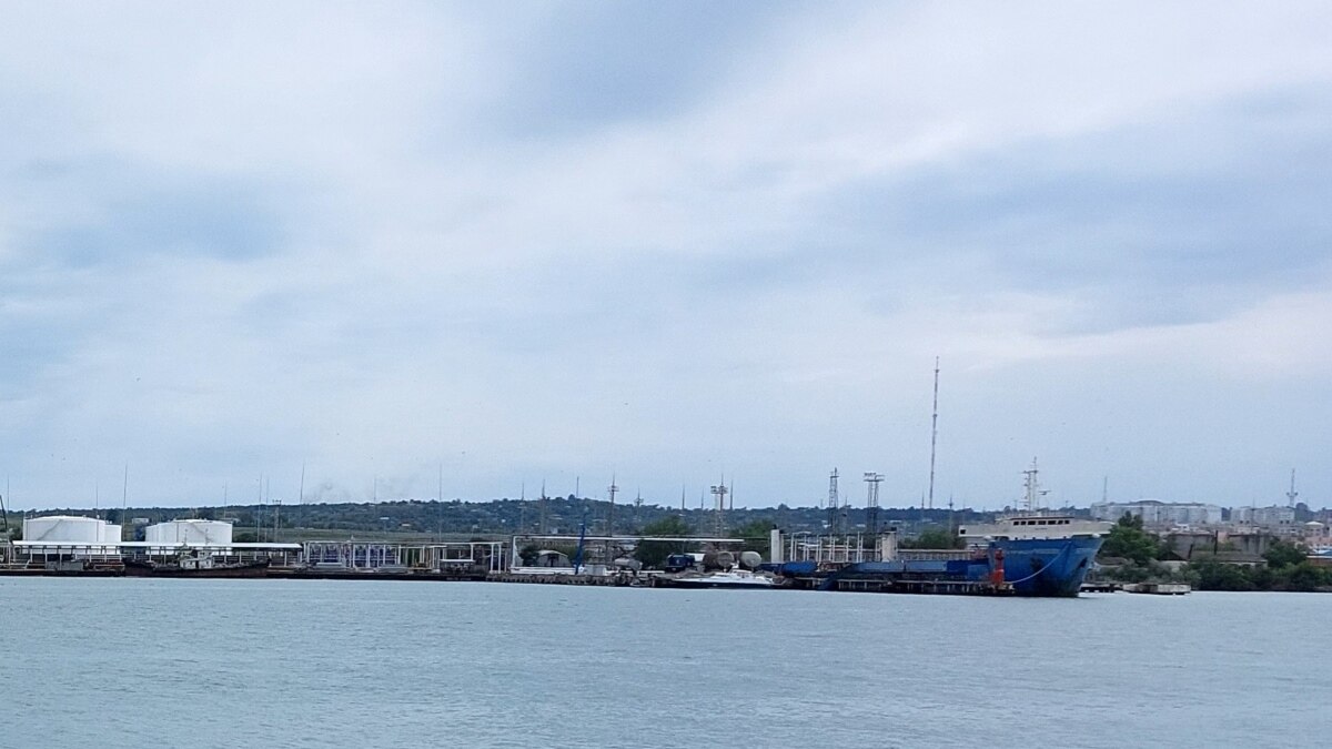 У Керченському порту, ймовірно, пришвартований пором, про пошкодження ...