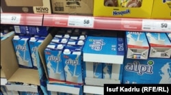 Produkte qumështi në një dyqan në Shkup.