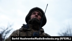 Українські військовослужбовці протиповітряної оборони керують зенітною гарматою на передовій, під час нападу Росії на Україну, поблизу міста Бахмут, Україна, 6 березня 2024 року