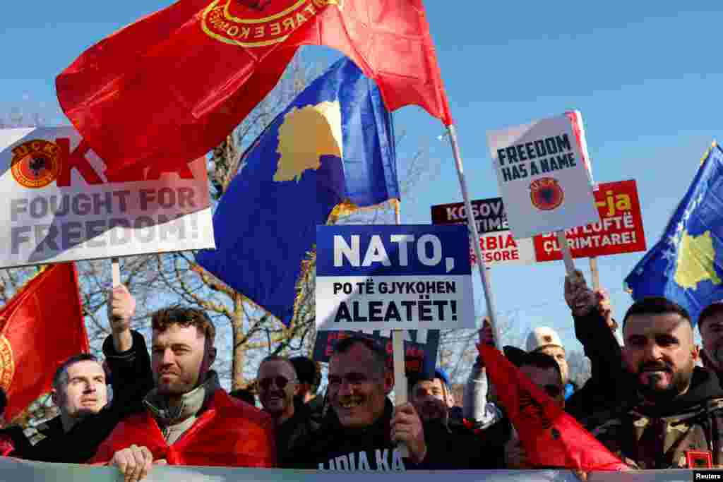 Protestuesit me pankarta në duar "Liria ka emër", "NATO, po të gjykohen aleatët".