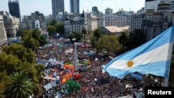 Desetine hiljada ljudi se okupilo u Buenos Airesu na demonstracijama kojima je obilježena 48. godišnjica od vojnog puča 1976. u Argentini, 24. mart 2024.