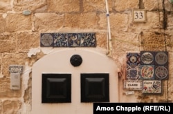 Kerámiacsempék egy lakóház előtt Jeruzsálem örmény negyedében. Örmények a IV. század óta élnek az óvárosban