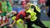 Redari zaustavljaju navijača na terenu tokom utakmice grupe F između Turske i Portugala na Euru 2024 u Dortmundu, Njemačka, 22. juna 2024.