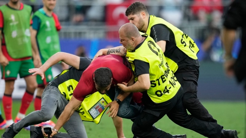 UEFA pojačava bezbednost na Evropskom prvenstvu zbog upada navijača na teren