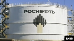 Под санкции, в частности, попала британская компания Rosneft Marine, которая входит в структуру российской «Роснефти»