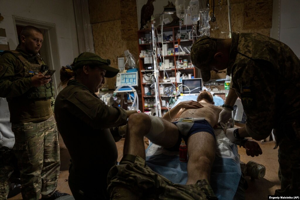 Medici militari curano un soldato ucraino ferito nell'ospedale da campo vicino a Bakhmut il 12 luglio. Entrambe le parti si sono rifiutate di rivelare i dati sulle vittime.   
