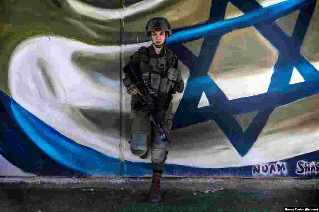 Shira, një sulmuese izraelite e lindur në Kaliforni nga Batalioni Bardelas, i cili shërbeu në Rripin e Gazës në mes të konfliktit të vazhdueshëm në Gaza mes Izraelit dhe grupit radikal palestinez Hamas - i shpallur organizatë terroriste nga Shtetet e Bashkuara dhe Bashkimi Evropian - qëndron mbështetur në një mur pranë kufirit të Izraelit me Egjiptin, më 21 shkurt. 2024. Izraeli është një nga vendet e pakta në botë ku shërbimi ushtarak është i detyrueshëm për gratë që nga mosha 18 vjeç.