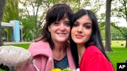  Джудит и Натали Раанан преди отвличането им от ислямистката формация Хамас 